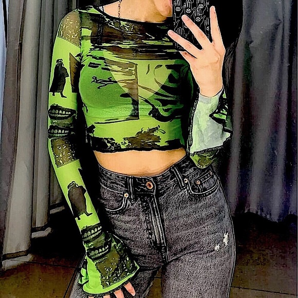 Green mesh fangs long flare sleeve crop top - Picture 2 of 14